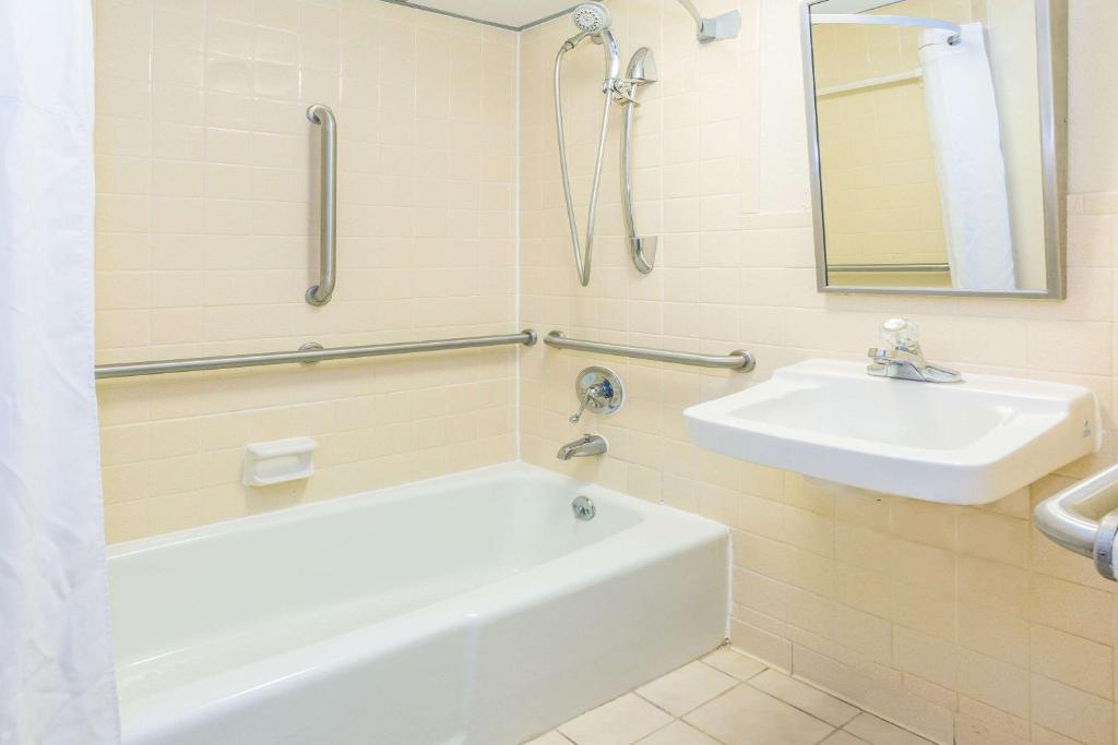 Days Inn by Wyndham Valdosta/Near Valdosta Mall image 14